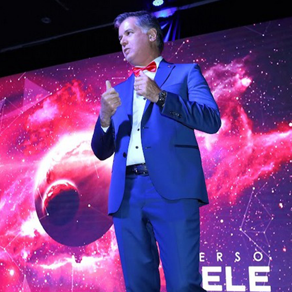 Presentador frente a pantalla con visual Universo Häfele