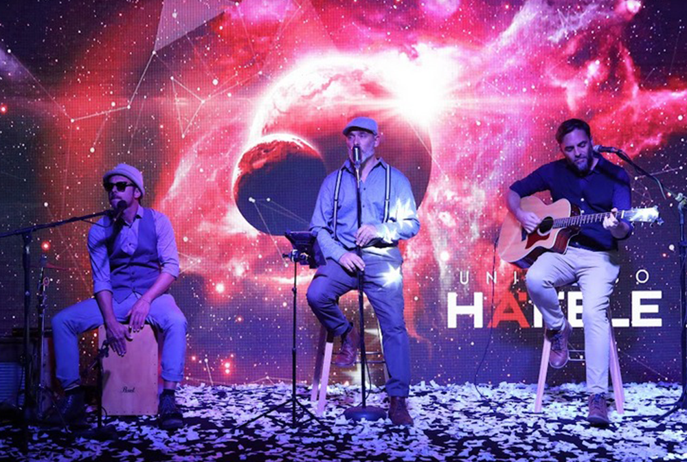 Músicos frente a visual animada Universo Häfele
